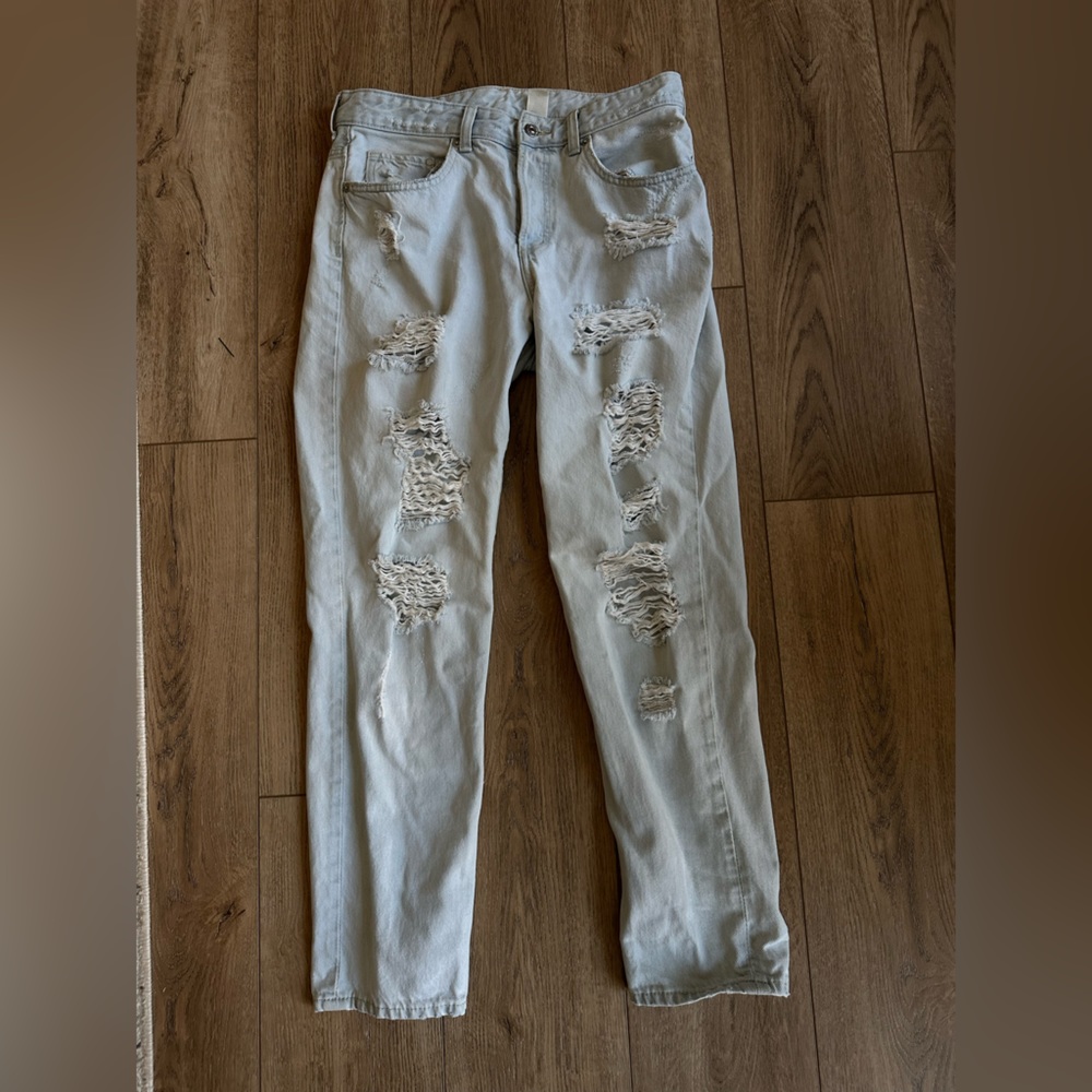 Distressed denim - Picture 2 of 3